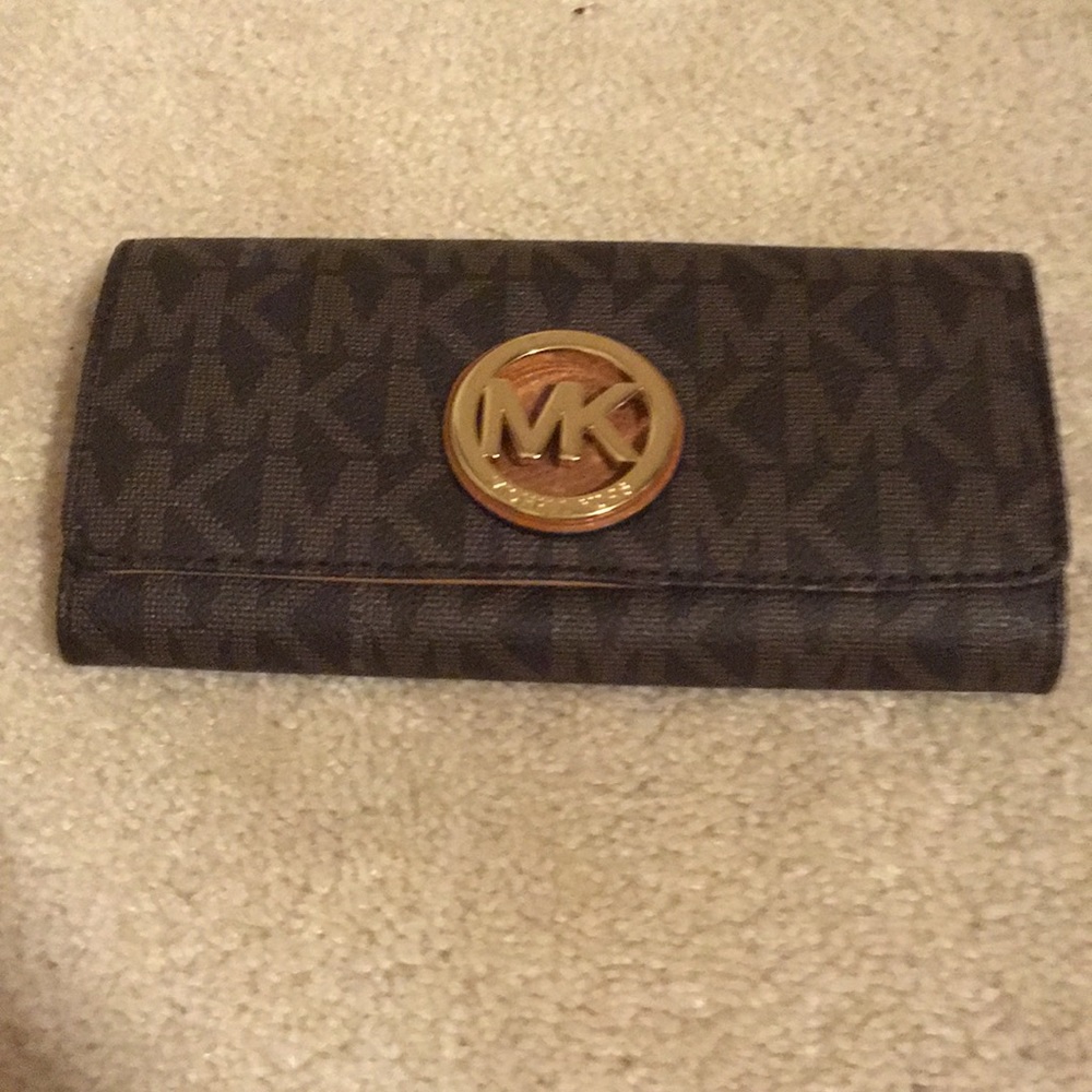 Micheal Kors signature Fulton carry all wallet